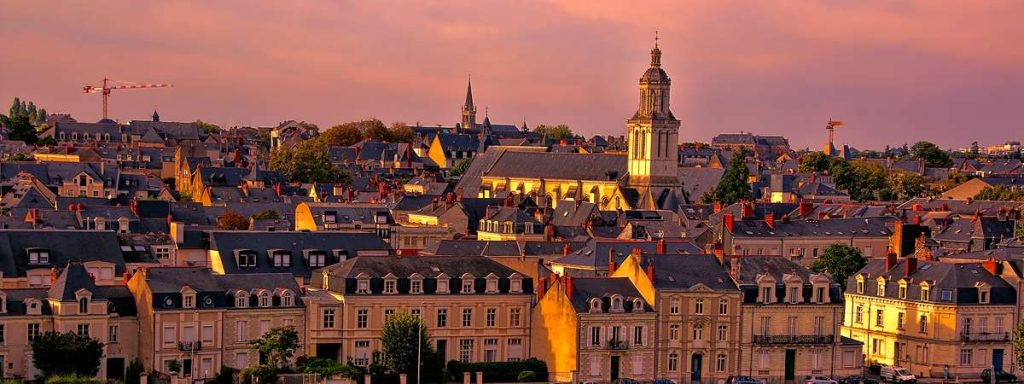 ville d'angers au coucher de soleil